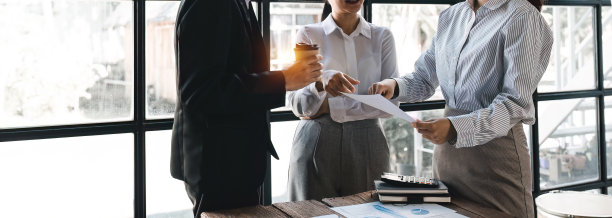 头脑风暴，团队合作概念。一群商人在会议上一起工作，分享想法图片下载