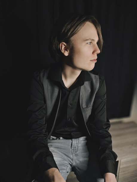 一个十几岁的男孩在家里的肖像。图片下载