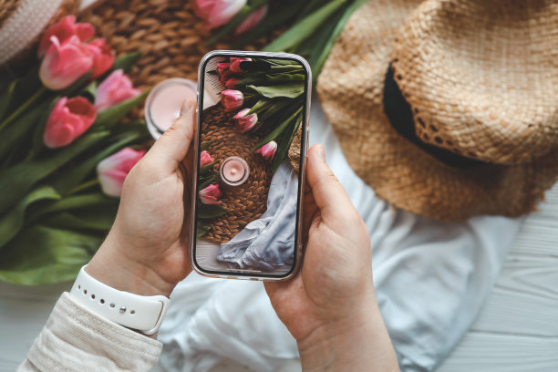 女孩用手机拍了张照片，夏日的美学图片下载