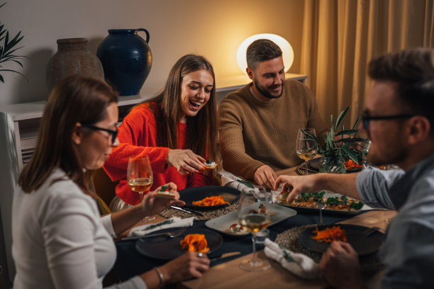 家庭聚餐图片下载