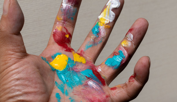 盛漆的手掌图片下载