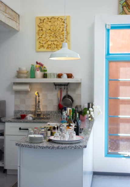 在家庭厨房准备鸡尾酒会图片下载