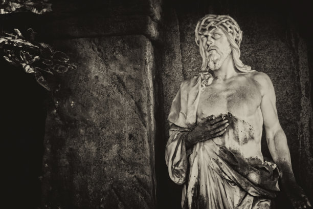 一堵旧墙前的耶稣雕像图片下载