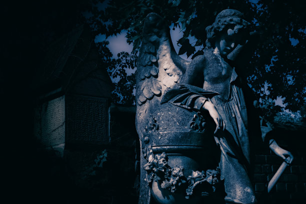 大树下悲伤的天使图片下载