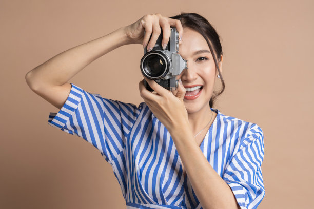 迷人的亚洲女旅行者，女人享受摄影休闲的生活方式，女人拿着相机拍照，而旅行无忧无虑放松假期，女人旅行与幸福开朗的工作室拍摄图片下载
