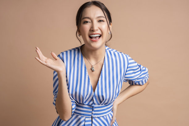 俏皮的亚洲女性女性手势开朗微笑的面部表情幸福积极的态度自信的问候动作照片姿势，亚洲女性工作室拍摄的彩色背景图片下载