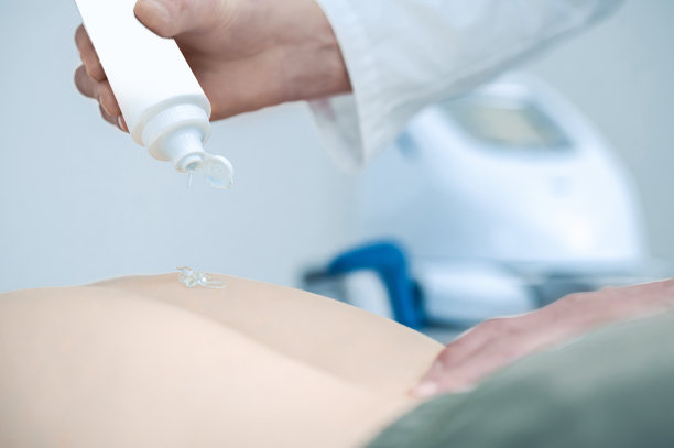 一名男子躺在沙发上接受磁铁治疗图片下载