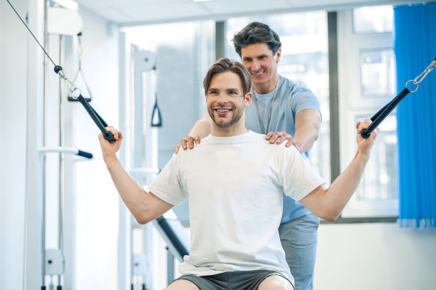 在康复中心与病人一起工作的理疗师图片下载