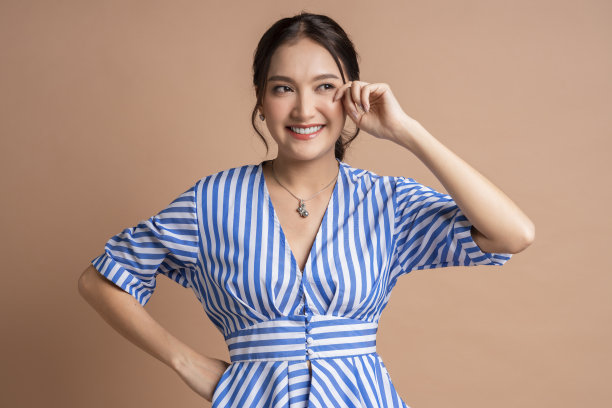 俏皮的亚洲女性女性手势开朗微笑的面部表情幸福积极的态度自信的问候动作照片姿势，亚洲女性工作室拍摄的彩色背景图片下载