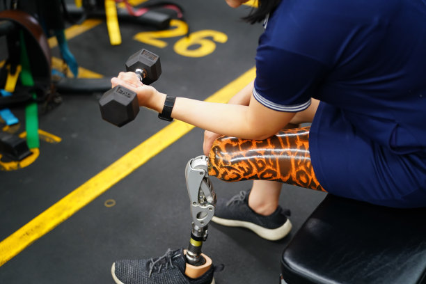 戴着义肢的年轻女性正在热身图片下载
