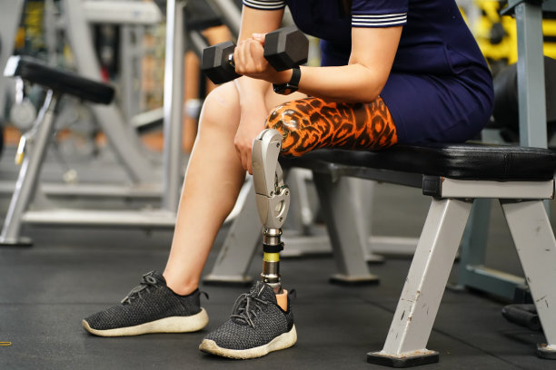 戴着义肢的年轻女性正在热身图片下载