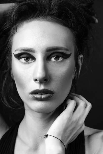 工作室的肖像，美丽的女人与眼影和脏辫图片下载