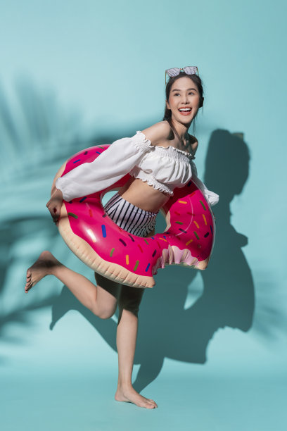 你好，夏天问候年轻的亚洲女性女性在泳装俏皮欢乐好玩玩脸表情手势抱甜甜圈形状充气，女人准备在夏天放松休闲假期玩得开心图片下载