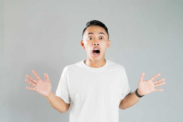 一位年轻的亚洲人露出震惊的表情图片下载