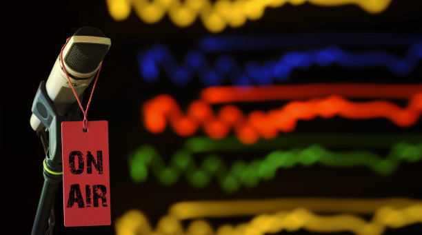 播客的概念，老式录音麦克风和空气标志上模糊的波形背景图片下载