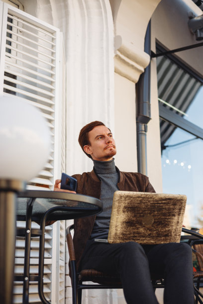 在城市咖啡馆工作的商人图片下载