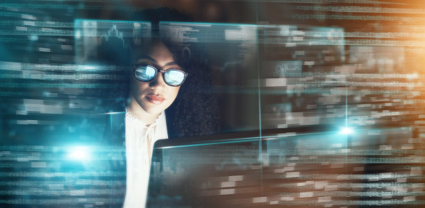 数字、金融和股票市场，一位女士在晚上在办公室工作时进行外汇投资。覆盖、数据或金融科技，由女性交易员为投资组合增长进行数据分析图片下载