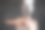 女性面部用灰色气泡面膜作为抗衰老治疗，使肌肤完美隔离于黑色图片下载