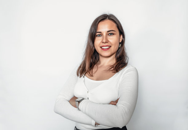 雪白的微笑。女人微笑着看着镜头。牙科保健。牙医。图片下载