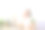 漂亮的亚洲女孩戴着耳机在笔记本电脑和手机上开心地听音乐。享受假期在工作时听音乐，在家办公的概念。图片下载