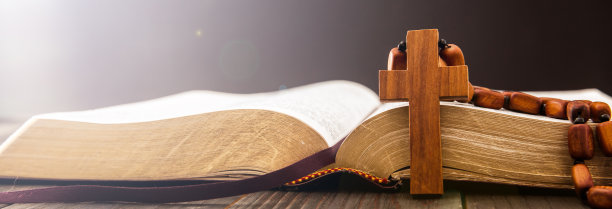 圣经与木十字架图片下载