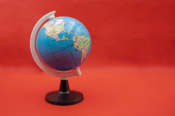 红色背景的地球球体，复制空间。图片下载