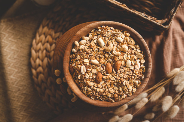 自制麦片放在木碗里图片下载