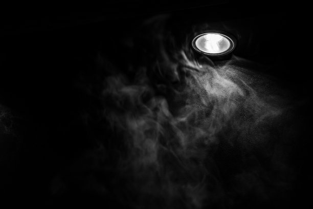 黑白背景下的烟雾和灯光图片下载