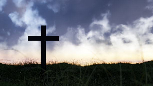 日落与云后面的十字架在草坪背景。三维渲染图片下载