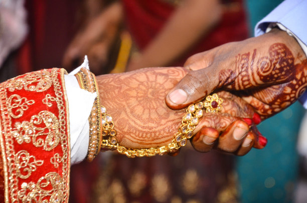 印度新娘新郎在婚礼上手牵着手，特写。图片下载