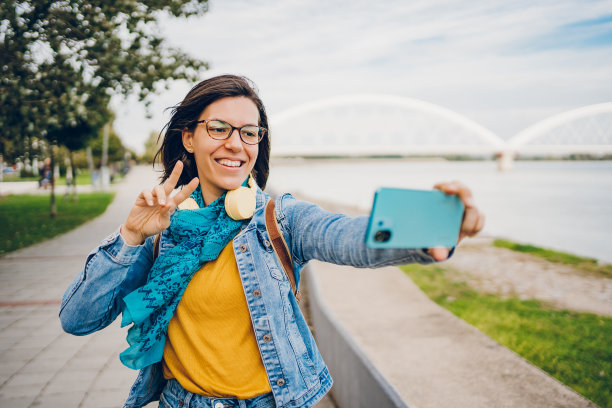 一名年轻女子喜欢自拍和视频通话图片下载