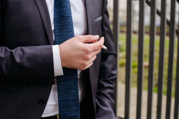 一个男人拿着香烟的手图片下载