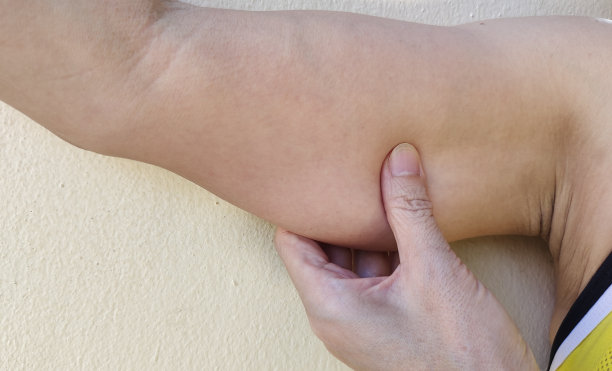 手臂下脂肪下垂，皱纹和腋毛。图片下载