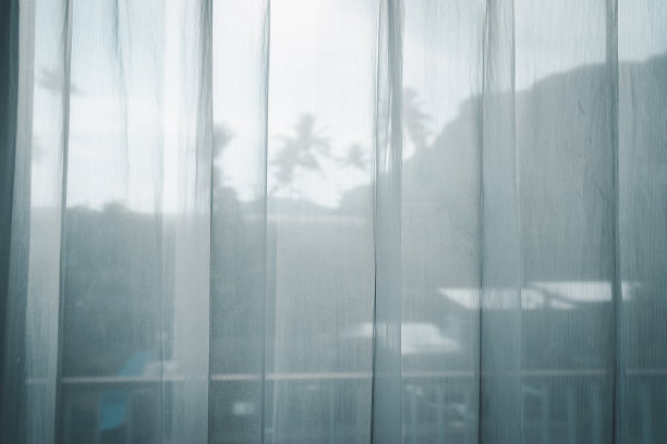 白色轻薄面料窗帘飘动逼真。淋浴或窗帘布上的窗帘杆模板。图片下载