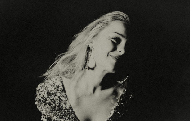 年轻的女演员。图片下载