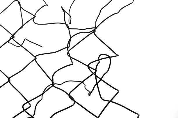 纠结扭曲的电线损坏链栅栏隔离在白色背景图片下载