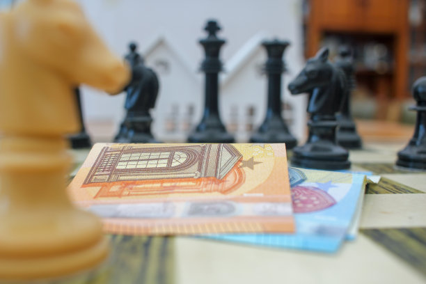 国际象棋棋子中的欧元纸币图片下载