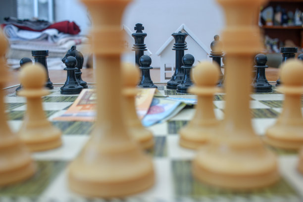 棋盘上的欧元钞票图片下载