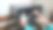 一名女子在酒店门上的金属保险柜门上拨密码，拿美元图片下载