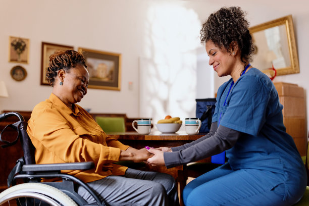 医护人员在家里帮助病人图片下载