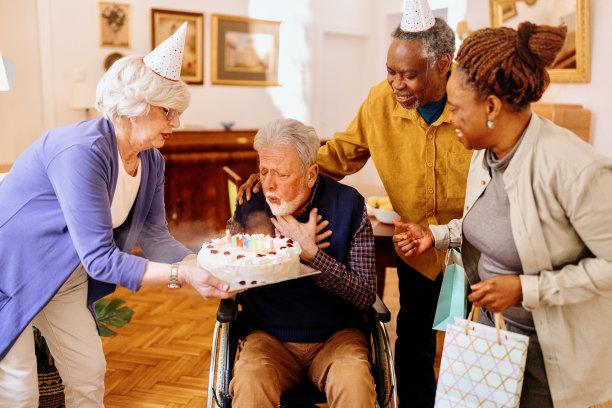 一位坐轮椅的老人过生日，老人给了他一个惊喜图片下载