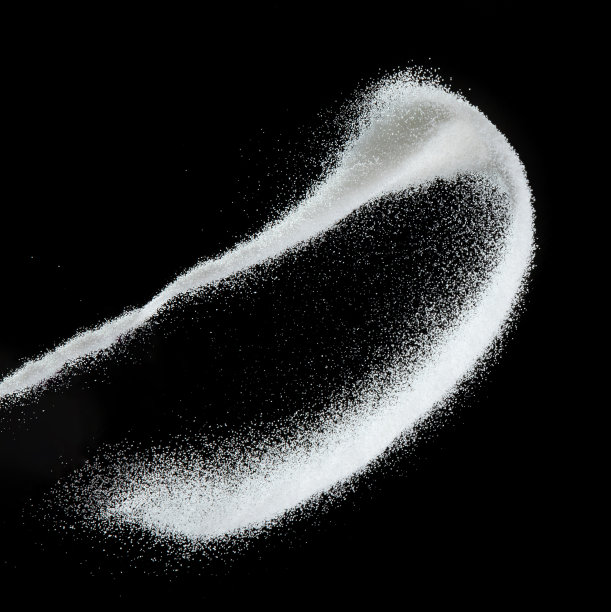 百万白沙爆炸，照片形象的雪花落下阵雨，大雪纷飞。冻结拍摄在黑色背景隔离覆盖。微细盐砂作为粒子科学图片下载