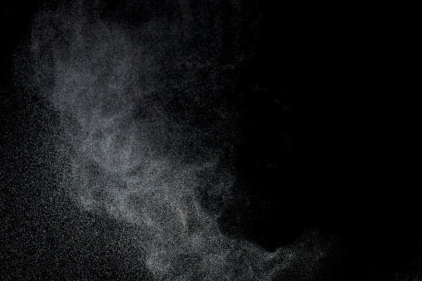 百万星尘，照片形象的落雨雨雪，大雪风暴飞。冻结拍摄在黑色背景隔离覆盖。喷出水雾烟雾，就像风上的星粒图片下载