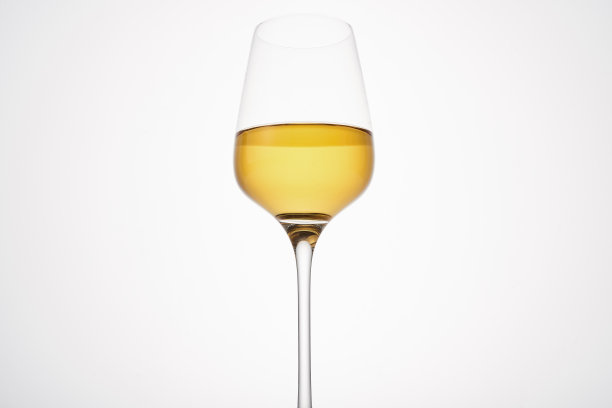 白葡萄酒盛满半杯。香槟笛子。图片下载