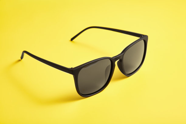 墨镜，黑色镜片，塑料眼镜框。图片下载