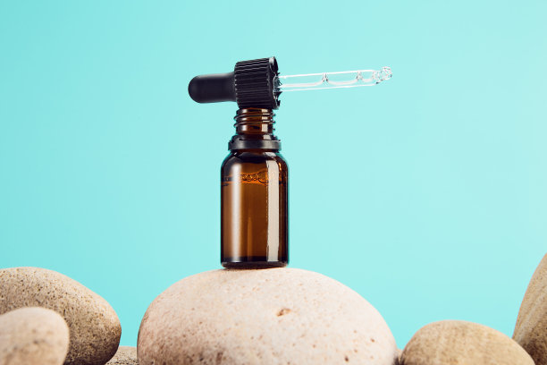 天然药物产品在玻璃瓶结石。图片下载