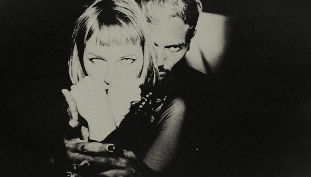 在城市的深夜。图片下载