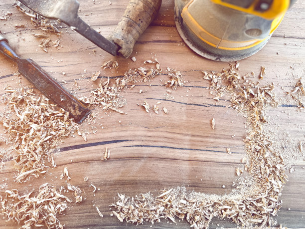 桌上有木工工具和锯屑图片下载