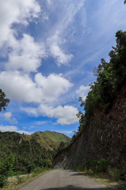 蓝色云彩背景山路图片下载