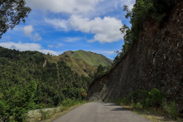 蓝色云彩背景山路图片下载